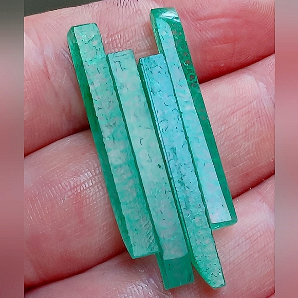 2pcs. NATURAL EMERALD COLOMBIAN TANSPARENT STICKS LOOSE GEMSTONES POLISHED LOT 2 - Picture 2 of 5